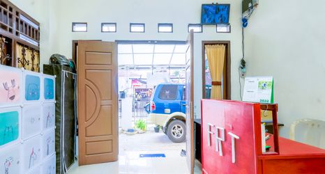 Lobi 2 OYO 90595 Ferezsa Kost Syariah