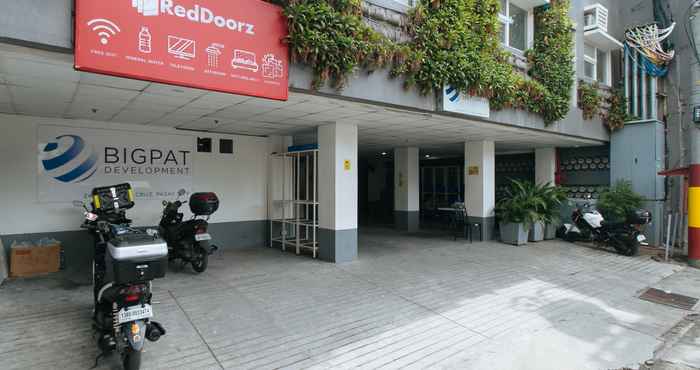 ภายนอกอาคาร RedDoorz @ Pasay Centrale Hotel