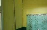 In-room Bathroom 6 Homestay Hanum