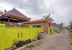 Exterior 2 OYO 90602 Guest House Marisa Syariah