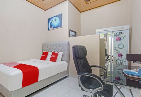 Bedroom OYO 90602 Guest House Marisa Syariah