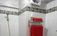 In-room Bathroom 4 MyStayPro Sentra Timur