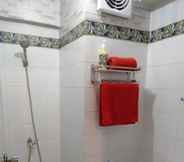 In-room Bathroom 4 MyStayPro Sentra Timur