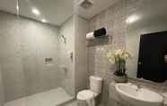 In-room Bathroom 7 Nite & Day Hotel Candi Simpang Lima Semarang