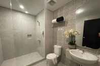 Toilet Kamar Nite & Day Hotel Candi Simpang Lima Semarang