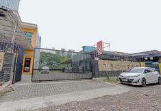 ภายนอกอาคาร 4 OYO 90605 Ketintang Baru 1 Residence