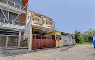 Exterior 4 OYO 90610 De Living Syariah