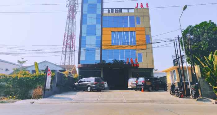 Luar Bangunan J & L Inn Semarang