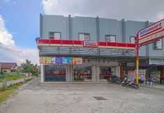 Luar Bangunan 2 OYO 90637 Rumah Ni Karo