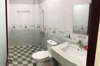 Phòng tắm bên trong Dung Khanh Motel