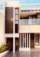 EXTERIOR_BUILDING Platinum Setrasari Guest House Bandung with Private Pool 5BR