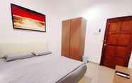 Bedroom 6 OYO 90336 Sungai Rengit City Resort 1
