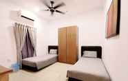 Bilik Tidur 5 OYO 90336 Sungai Rengit City Resort 1