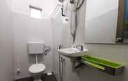 Toilet Kamar 3 OYO 90336 Sungai Rengit City Resort 1