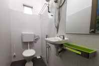 Toilet Kamar OYO 90336 Sungai Rengit City Resort 1