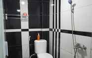 In-room Bathroom 7 SUMATA Homestay Syariah