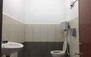 Toilet Kamar 5 OYO Home 90197 Art Homestay