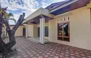 Luar Bangunan 4 OYO 90643 Suri Guest House Syariah