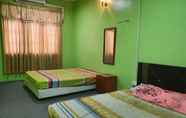 Toilet Kamar 2 OYO HOME 90325 Au Homestay