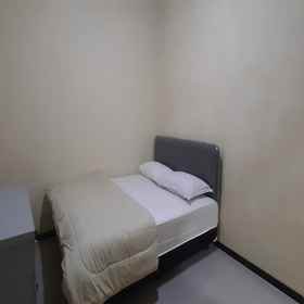 Bedroom 1 OYO 90677 Polbangtan Syariah Guest House, Villa Permata Dieng block A no.9 Hotels