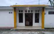 Exterior 5 OYO 90699 Yellow White Guesthouse Palu