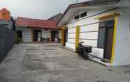 Exterior 2 OYO 90699 Yellow White Guesthouse Palu