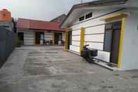 Exterior OYO 90699 Yellow White Guesthouse Palu