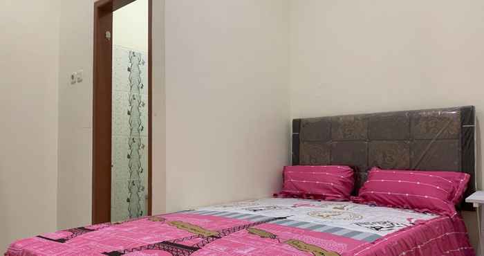 Kamar Tidur OYO 90699 Yellow White Guesthouse Palu