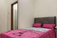 Kamar Tidur OYO 90699 Yellow White Guesthouse Palu