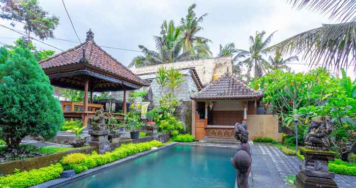 Swimming Pool Rizky Guesthouse by ecommerceloka