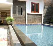 Swimming Pool 4  Villa Keluarga Thea Home Bandung
