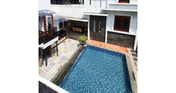 สระว่ายน้ำ  Villa Keluarga Thea Home Bandung