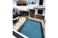 สระว่ายน้ำ  Villa Keluarga Thea Home Bandung