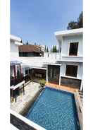 SWIMMING_POOL  Villa Keluarga Thea Home Bandung