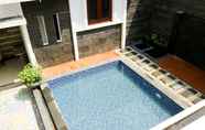 SWIMMING_POOL  Villa Keluarga Thea Home Bandung