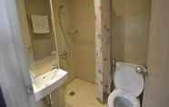 Toilet Kamar 6 Studio17 @Elpis Resident Kemayoran Sunrise View (Min Stay 3 Nights)