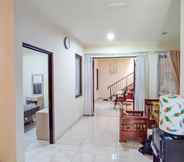 Common Space 6 Atmosfer Guest House Sentul By Ruang Nyaman