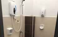 Toilet Kamar 5 OYO Home 90359 Homestay Bandar Putra 2