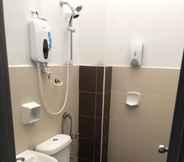 Toilet Kamar 5 OYO Home 90359 Homestay Bandar Putra 2