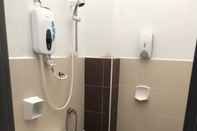 In-room Bathroom OYO Home 90359 Homestay Bandar Putra 2