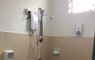 In-room Bathroom 6 OYO Home 90359 Homestay Bandar Putra 2