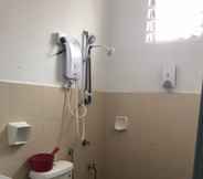 Toilet Kamar 6 OYO Home 90359 Homestay Bandar Putra 2