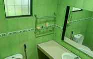 Toilet Kamar 6 OYO Home 90352 Muan's Homestay