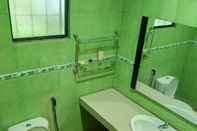 Toilet Kamar OYO Home 90352 Muan's Homestay