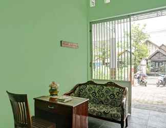 Lobi 2 SPOT ON 90729 Sekar Guest House Jember