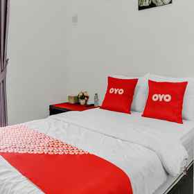 Bedroom 1 OYO 90730 Padekosan, Agen Lorena Tulung Agung - Yos Sudarso Hotels