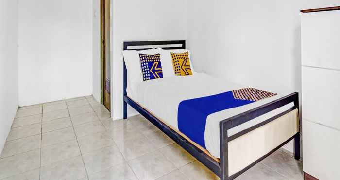 Kamar Tidur SPOT ON 90742 Kinanthy Homestay Syariah