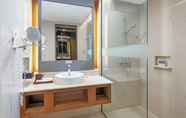 In-room Bathroom 3 ARTOTEL Suites Bianti Yogyakarta