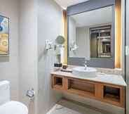 In-room Bathroom 7 ARTOTEL Suites Bianti Yogyakarta