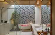 Toilet Kamar 4 Sanora Villa Sanur by Ini Vie Hospitality